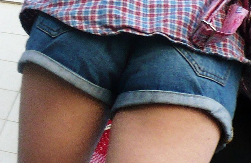 デニムのショーパン履いた女のムチムチなふとももヤバすぎだろ…