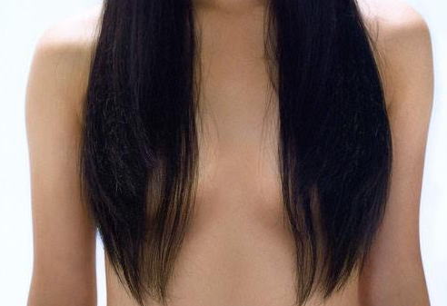 髪で隠れた美乳がセクシーでムラムラしてくる髪ブラ画像23枚
