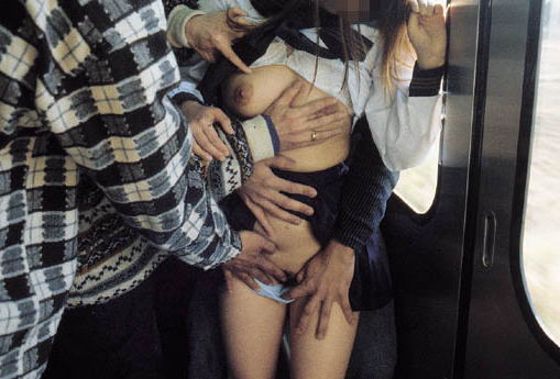 【画像】 痴漢におさわり人形にされてる女の子達・・・