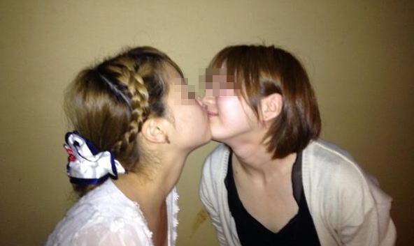 可愛い女の子同士がイチャ×２しながらキスしてるレズ画像