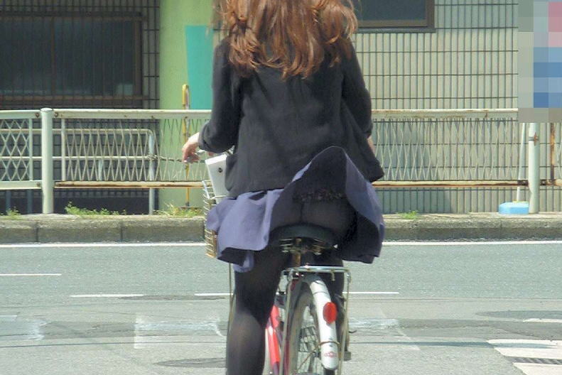 ミニスカで自転車乗って見えてる素人のパンチラ画像(20枚)
