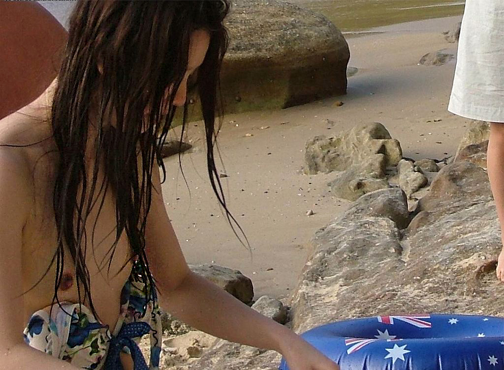【ポロリ】 水着がずれるハプニングでみんなに乳首見せちゃった女性の胸チラ画像