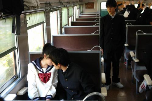 さっき駐車場で高校生カップルがベロチューしてた