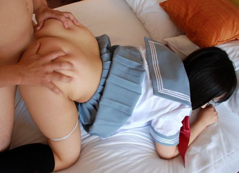 JKの制服を脱がさずにスカートまくりあげてセックスしてるエロ画像