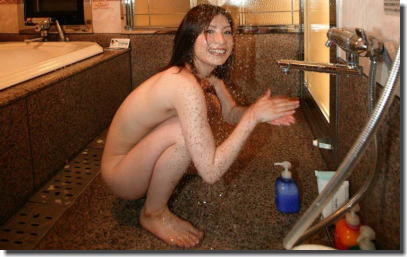綺麗なお姉さん方がシャワーで美女濡れしているエロ画像 ①