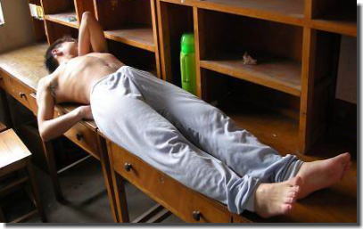 朝一で勃起する男の股間！朝立ちんこのエロ画像 ④