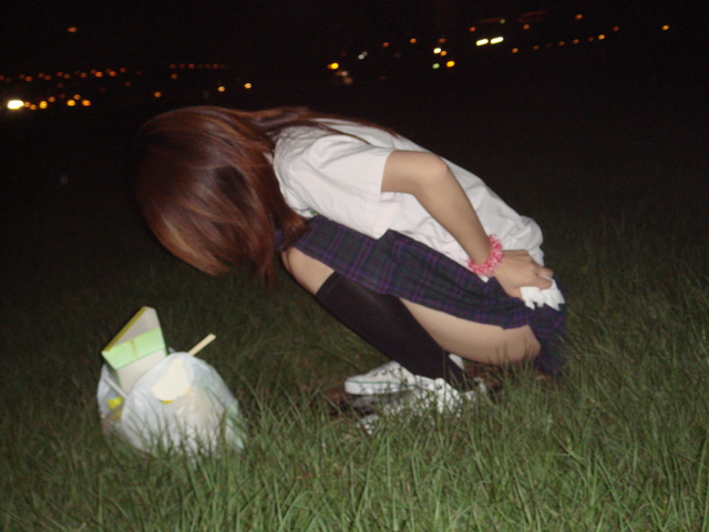 おしっこ 真夜中 野外放尿 エロ画像