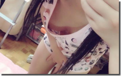 女神が谷間を強調している自画撮りおっぱい胸チラ画像 ①
