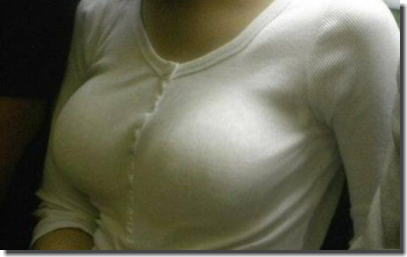 通勤ラッシュ時の痴漢に警戒したい電車内着衣巨乳のエロ画像 ①