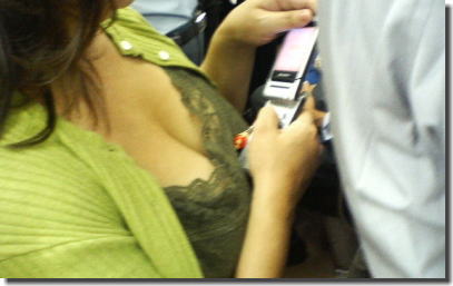 通勤ラッシュ時の痴漢に警戒したい電車内着衣巨乳のエロ画像 ③