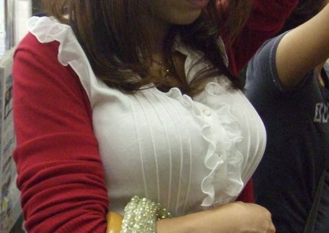 電車内 着衣巨乳 エロ画像