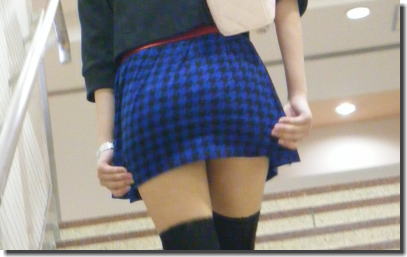 パンツを隠す女と隠さない女のパンチラ比較エロ画像 ①