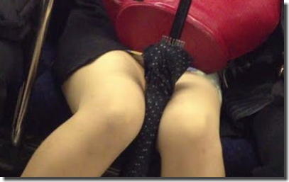 パンツを隠す女と隠さない女のパンチラ比較エロ画像 ③