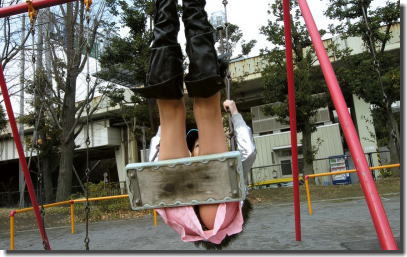 公園で暮らしたくなるブランコと鉄棒の遊具パンチラ画像集 ①