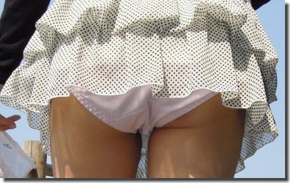スカートからパンツが飛び出すミニスカパンチラ盗撮画像集 ②