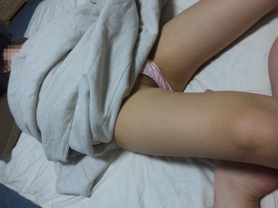 家庭内 寝てる パンツ 丸見え 熟睡 エロ画像
