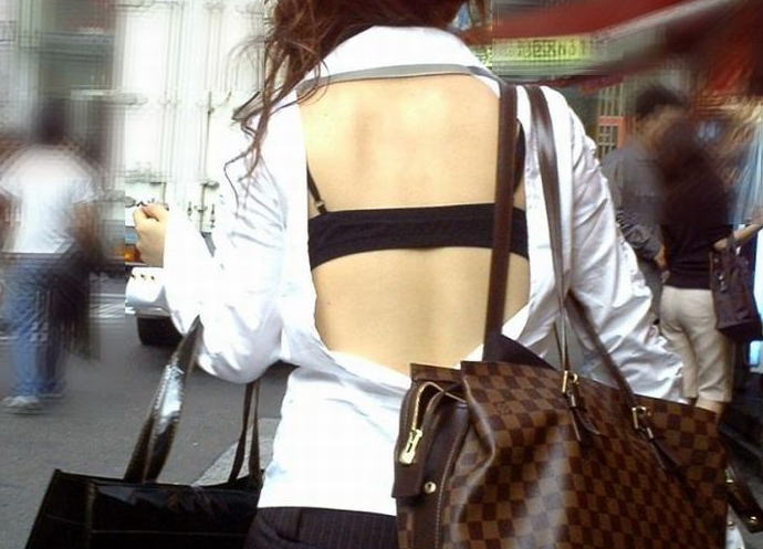 ギャル 背中 丸見え 後ろ姿 セクシー 街撮り エロ画像