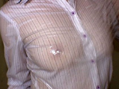 ノーブラ 濡れ透け おっぱい 着衣 乳首 エロ画像【15】