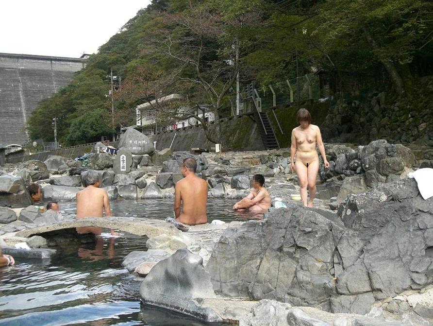 混浴露天風呂で性器を晒す素人女性のエロ画像 50枚