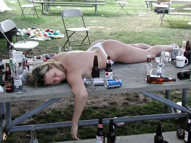 【画像】酷すぎる！！泥酔したら女の子でもこんな姿になっちゃうのか！っていう画像