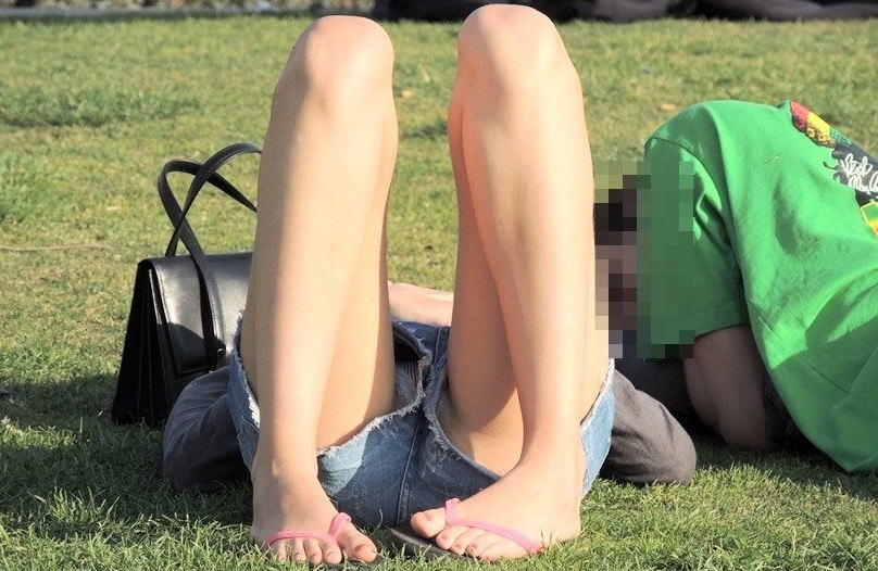 【素人パンチラ】寝転びながらパンツ見せてる女 わろた~~~ww