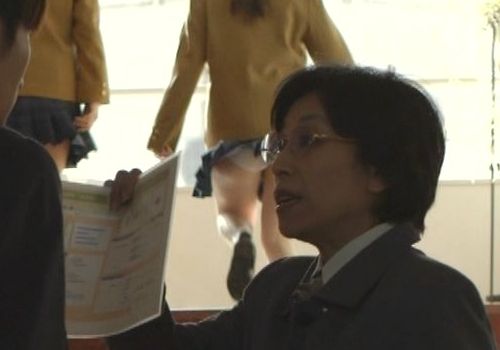 【画像あり】NHK BSで階段を上がるJKのパンツが完全に丸見え放送事故ｗｗｗｗｗｗｗ