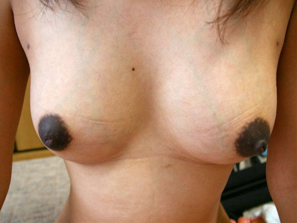 乳首も乳輪も真っ黒！濃くて大きい黒デカ乳輪のエロ画像