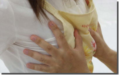 正面からのおっぱいモミモミ！両手で両乳を揉むエロ画像 ①