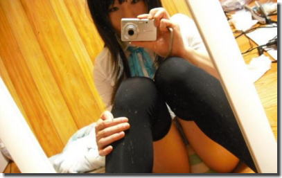 女神のパンツが縞模様だった縞パン自画撮りエロ画像 ①