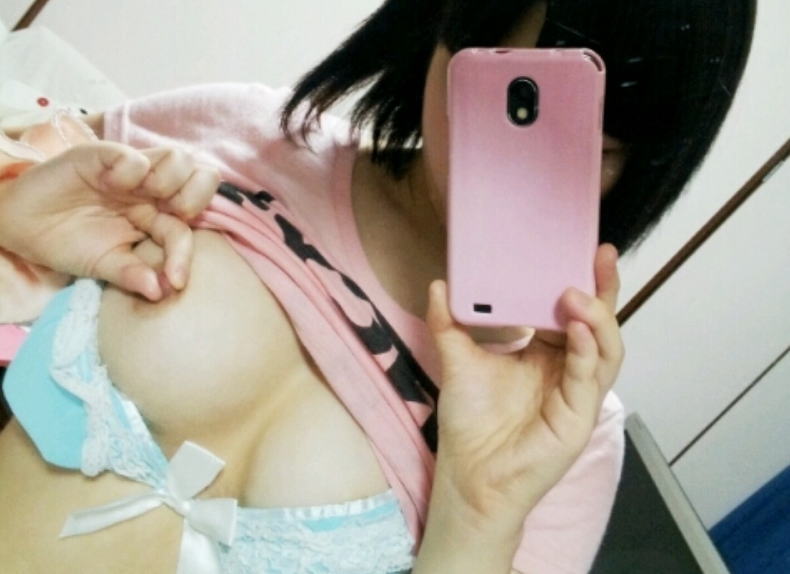 乳首オナニーの自画撮り画像！自分で摘んで乳頭コリコリ