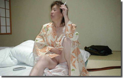 おばさんがSEXの前後にタバコ休憩してる喫煙熟女のエロ画像 ①