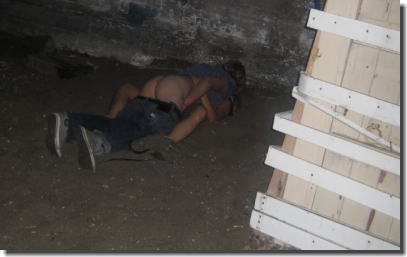 公園やビーチでイチャつくカップルがSEXまでしてるエロ画像 ③