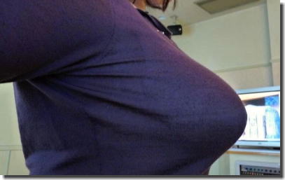 着衣巨乳の街撮りエロ画像がロケットおっぱいだらけのケース ①