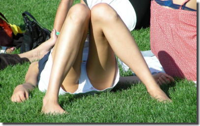 芝生でM字開脚パンチラ！公園で寝転ぶ外国人のエロ画像 ①