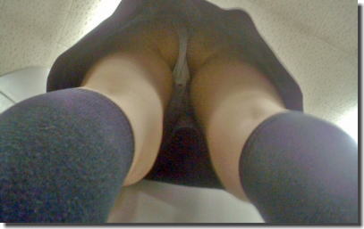 OLのパンツ逆さ撮り！働く女性をローアングルで見たエロ画像 ①