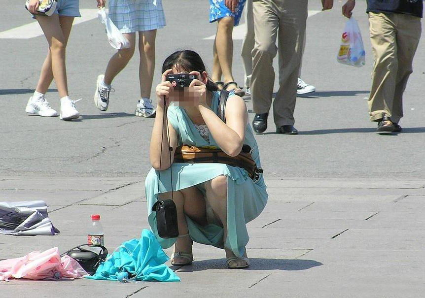 カメラに夢中！パンチラ盗撮！撮影者の股間激写エロ画像