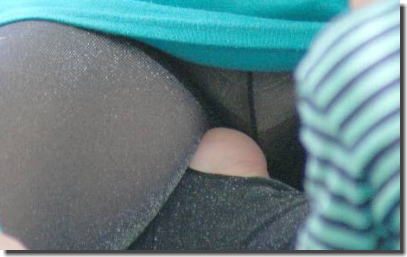 スパッツやレギンス越しにパンツが見えた透けパンチラの画像 ①