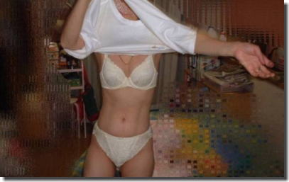 家の中で着替え中の女性を家庭内の男が盗撮したエロ画像 ③