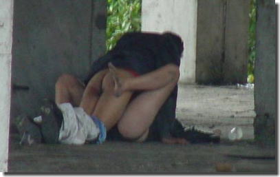 昼間に野外でセックスしまくる青姦カップルのエロ画像 ②