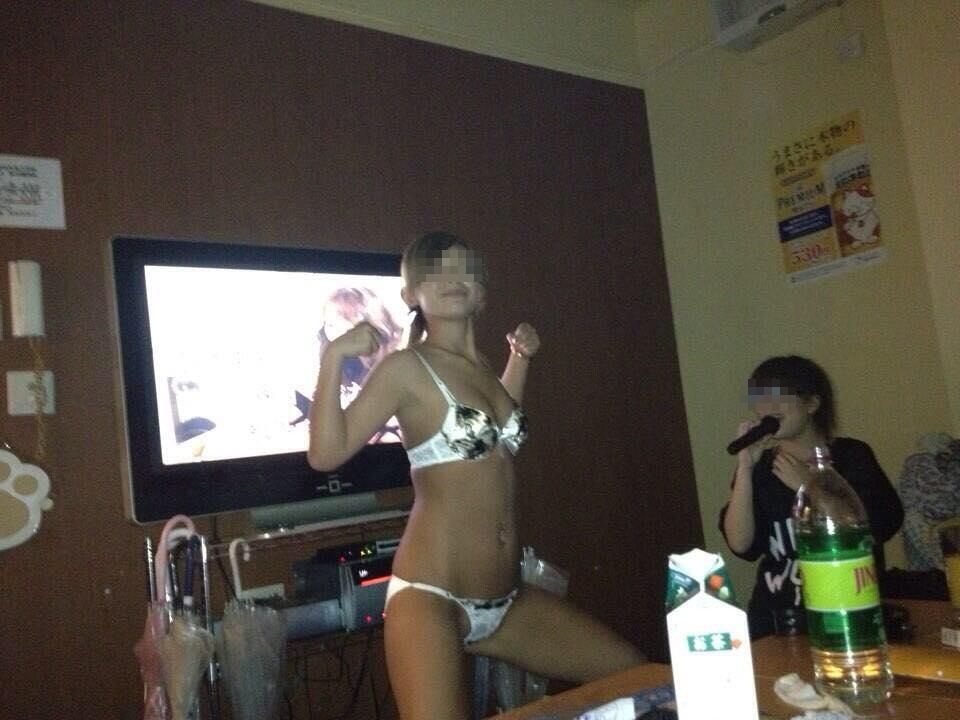 【画像】　酔っ払ってオッパイ丸出しになるギャル達の画像がSNSから大量に発掘されるｗｗ