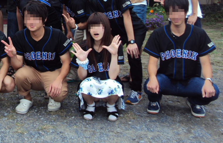 【集合写真パンチラ】はいチ～ズでパンチラ写ってました～～～ｗｗｗ