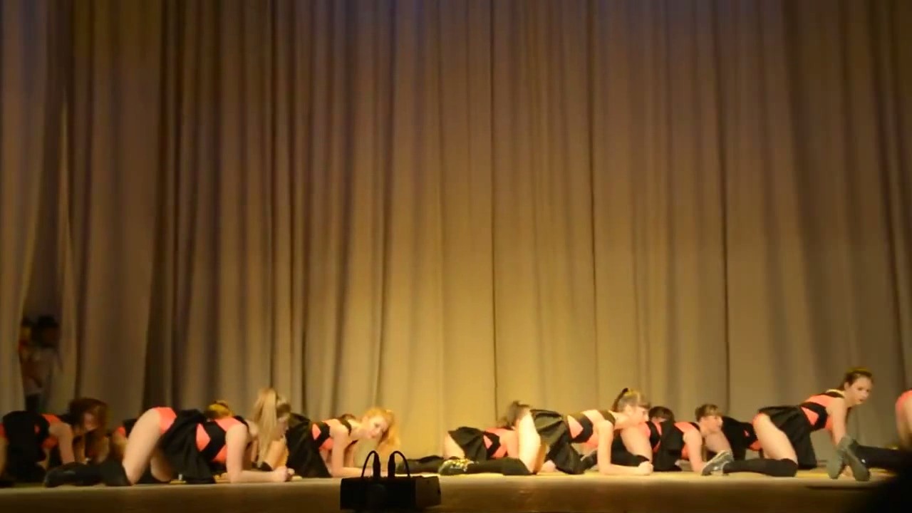 ロシアの女子校生の学園祭ダンスがエロいと話題