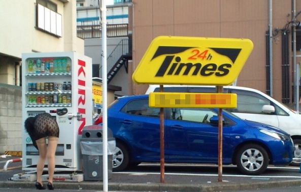 公共の場での露出画像をネットに晒された女の末路..