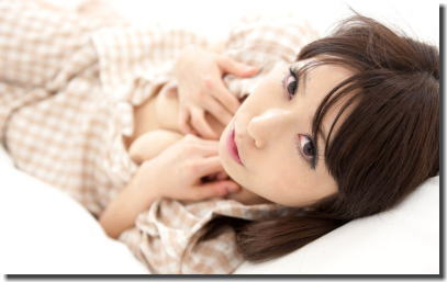 ベッドで寝転ぶ美女に添い寝してもらってるエロ画像 ③