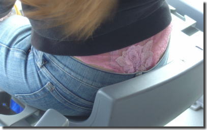 街撮りギャルのパンツが派手な腰パン・ハミパンエロ画像 ③