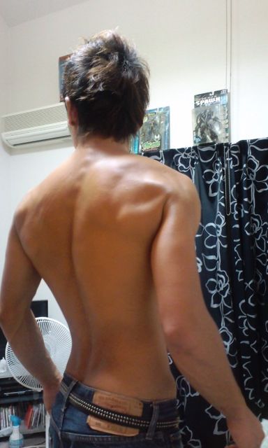 三角筋 広背筋 逞しい 頼もしい 男の背中 エロ画像【26】