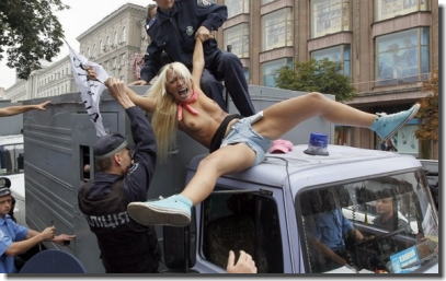 おっぱいで抗議デモ！トップレス集団femenのエロ画像 ③