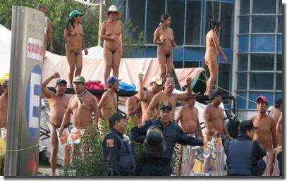 おっぱいどころか全裸で抗議してるメキシコ熟女のエロ画像 ④