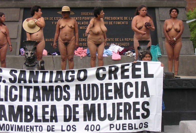 おっぱい 全裸 抗議 メキシコ 熟女 エロ画像