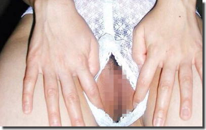 パンツの穴からマンコが飛び出すオープンショーツのエロ画像 ③